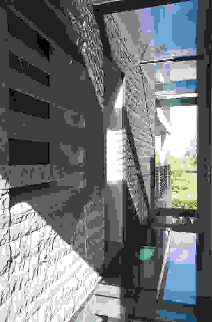 Modern Corridor, Hallway and Staircase by NAT OFFICE - christian gasparini architect Modern