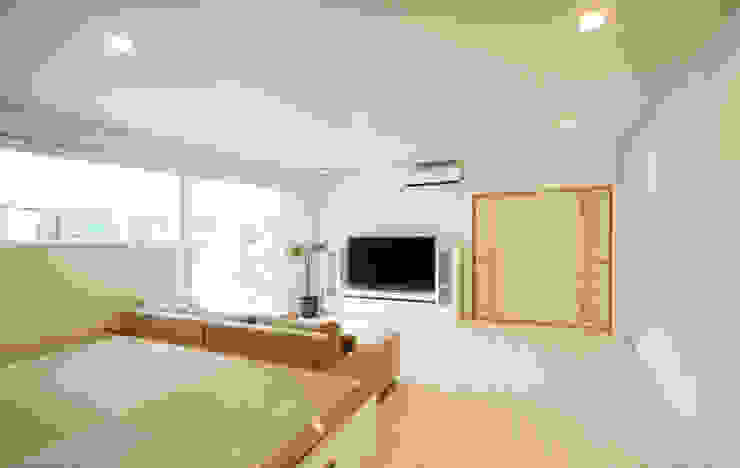 小上がりのあるリビングが素敵 それぞれの生活スタイルに合わせた家族の家 Homify 小上がりのあるリビングが素敵 それぞれの生活スタイルに合わせた家族の家 Homify
