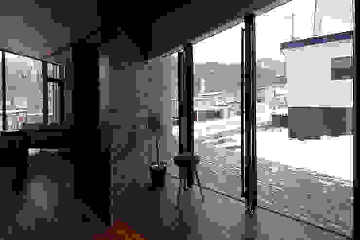 株式会社コウド一級建築士事務所 Ingresso, Corridoio & Scale in stile moderno