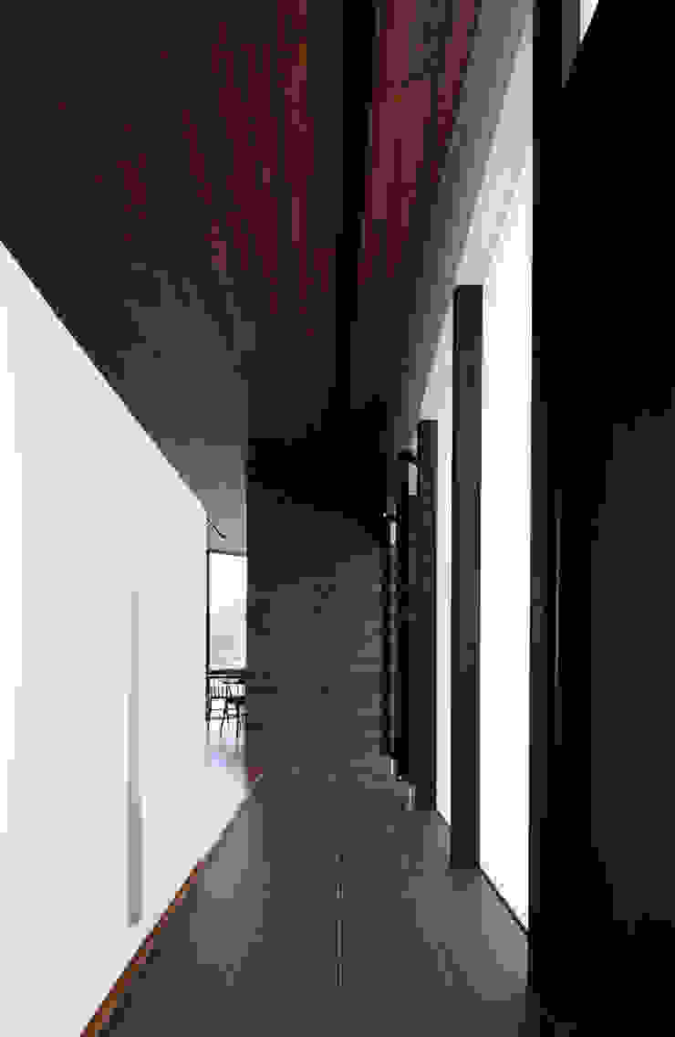 株式会社コウド一級建築士事務所 Ingresso, Corridoio & Scale in stile moderno