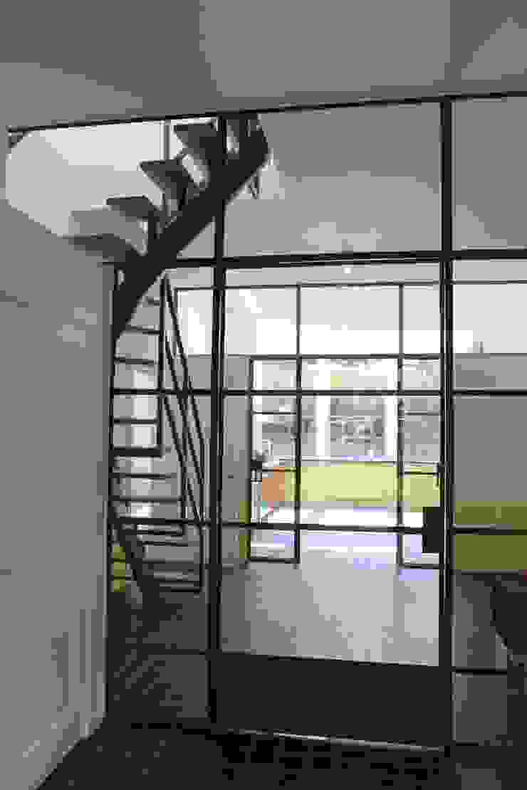 Architectenbureau Vroom Country style corridor, hallway& stairs