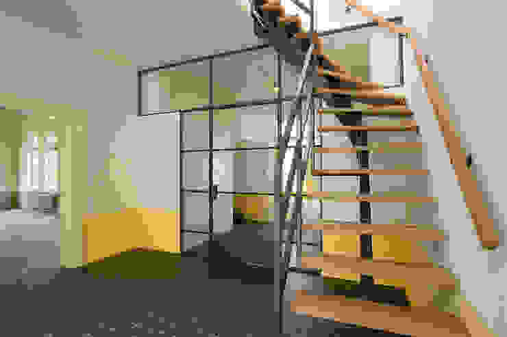 Architectenbureau Vroom Country style corridor, hallway& stairs