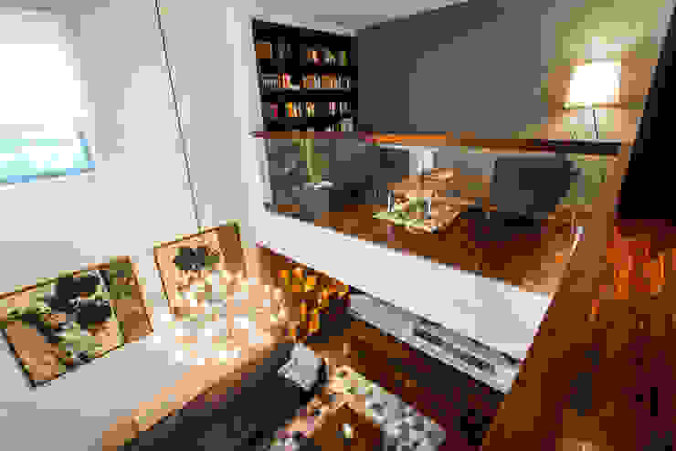 Widok z antresoli Viva Design - projektowanie wnętrz Eklektyczny salon