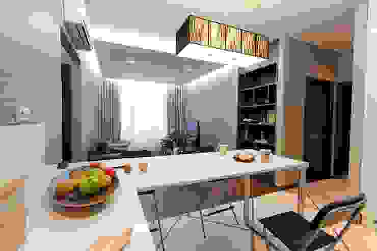 Вид на гостиную INTERIOR PROJECT studio Столовая комната в стиле минимализм