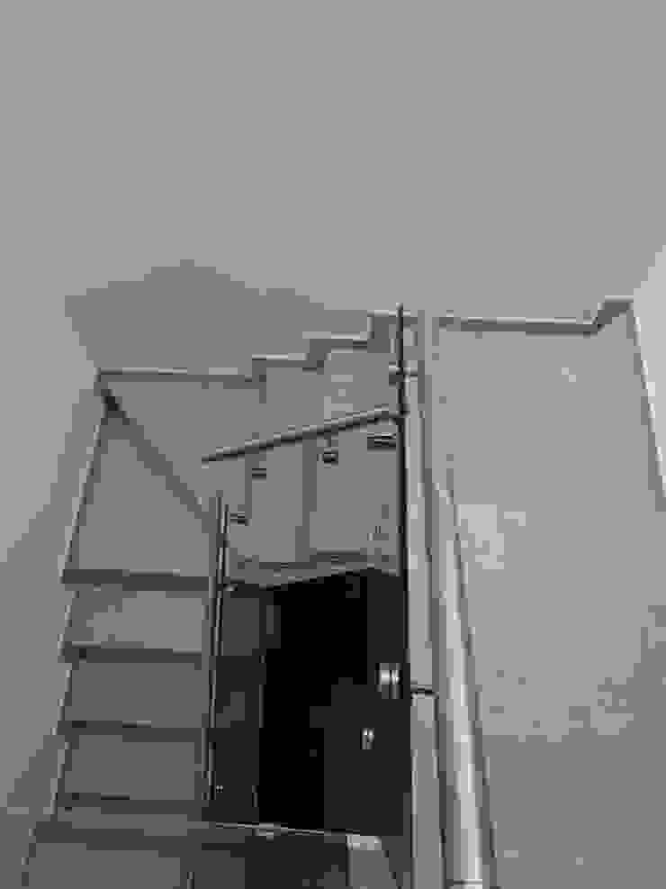 Corredores, halls e escadas modernos por CONSTRUCTORA ARQOCE Moderno