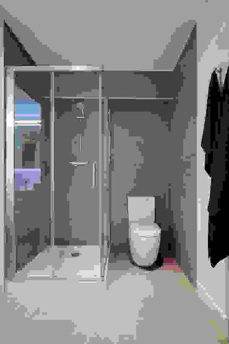 homify Minimalist bathroom