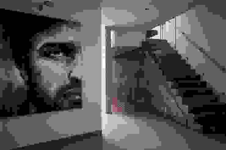 GRUPO VOLTA Modern Corridor, Hallway and Staircase