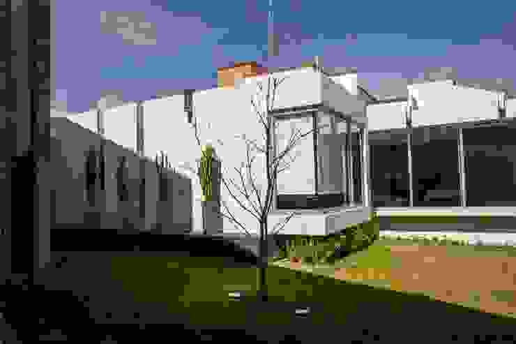 GRUPO VOLTA Modern Houses