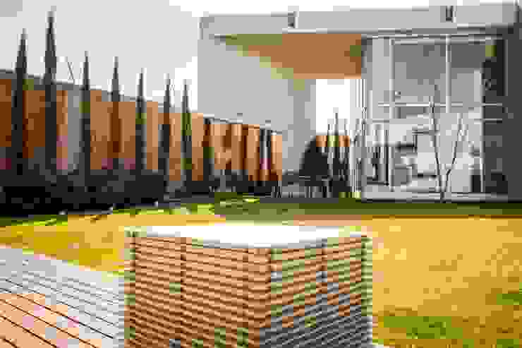 GRUPO VOLTA Modern Houses