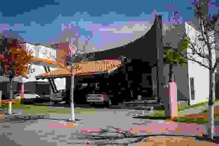 GRUPO VOLTA Modern Houses