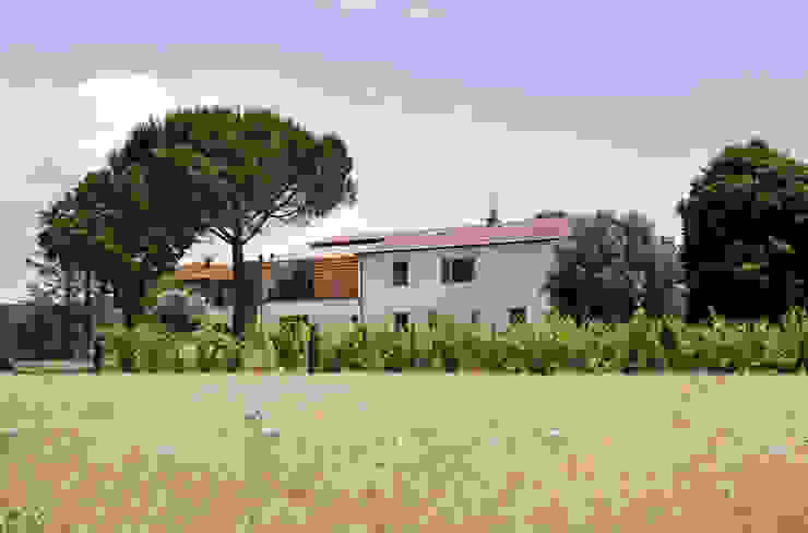 Ristrutturazione ed ampliamento di un fabbricato rurale a Suvereto (LI), mc2 architettura mc2 architettura Case in stile mediterraneo
