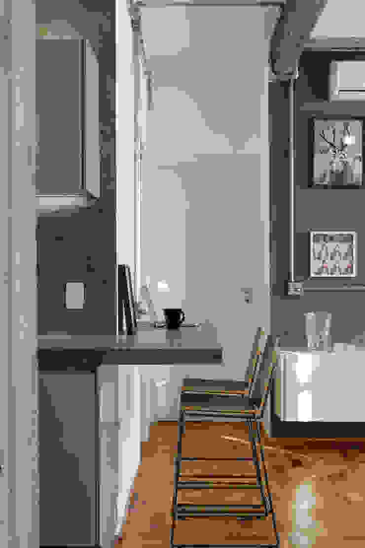 PM Arquitetura industrial style corridor, hallway & stairs