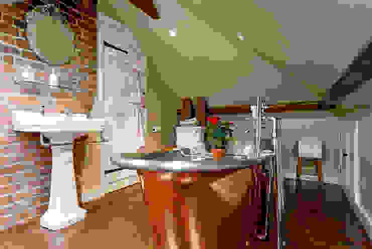 The Old Post Office , A1 Lofts and Extensions A1 Lofts and Extensions Country style bathrooms Bathtubs & showers