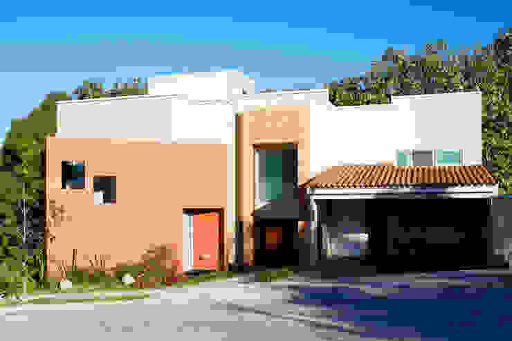 Casa moderna y rústica color terracota y beige... | homify