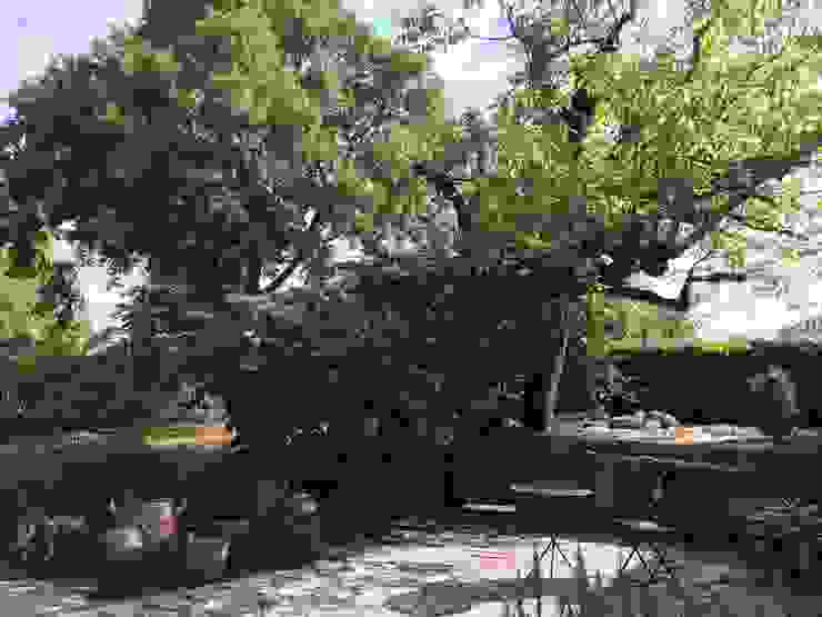 CAMPAGNE CHIC MAISON DE FAMILLE, INSIDE-DECO-TENDANCE INSIDE-DECO-TENDANCE Country style garden