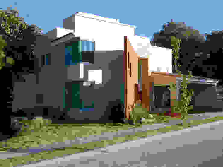 fachada lateral Excelencia en Diseño Casas de estilo moderno