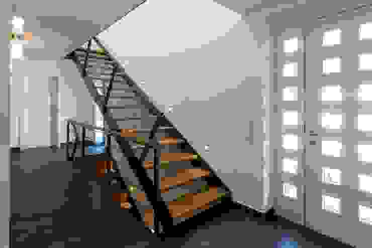 Haus S., ​Architekturbüro Stefan Schäfer ​Architekturbüro Stefan Schäfer Moderner Flur, Diele & Treppenhaus