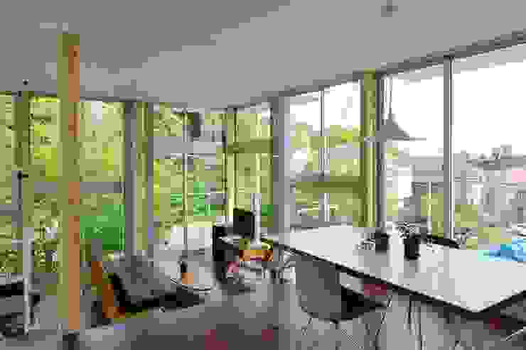 五月丘の家 - House of Satukigaoka 林泰介建築研究所 モダンデザインの ダイニング テーブル,家具,窓,植物,フィクスチャ,椅子,建物,木,インテリア・デザイン,シェード