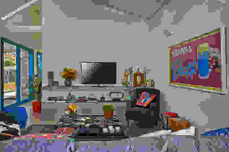 SÍTIO OURO PRETO Beth Marquez Interiores Salas de multimídiaAcessórios e decoração