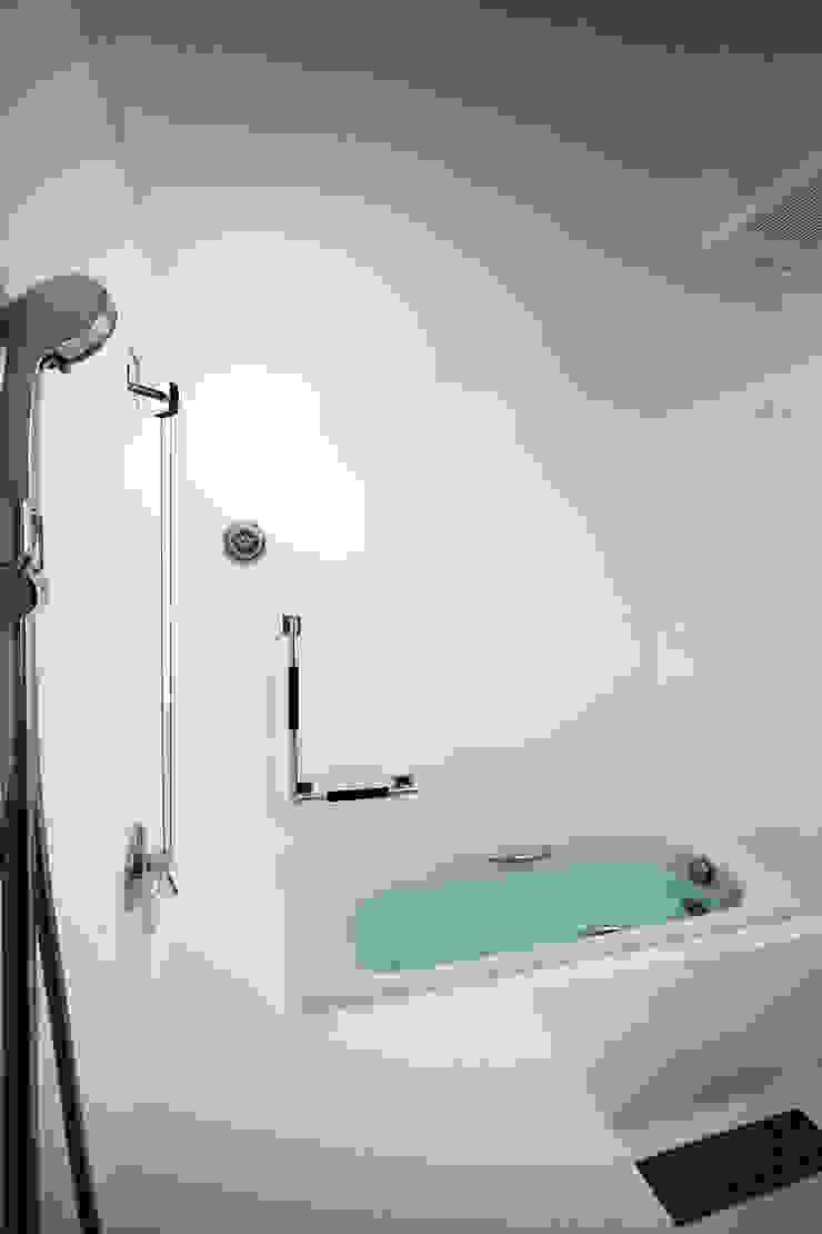 近江八幡の家（車椅子生活者のための平屋住宅）, タクタク／クニヤス建築設計 タクタク／クニヤス建築設計 Ванная комната в стиле модерн