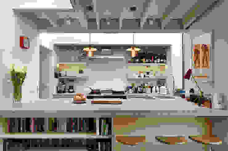 View across the kitchen Fraher and Findlay Moderne Küchen
