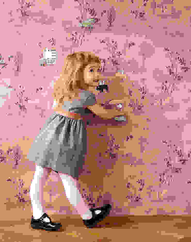 Magnetic Woodlands Wallpaper Brown Pink von Sian Zeng Landhaus