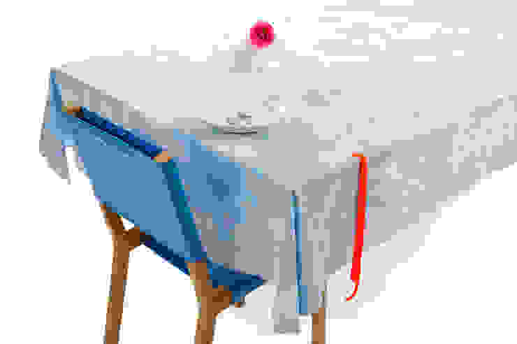 In de wolken Eline Groeneweg | Studio Bhatt Moderne woonkamers Tafel,Meubilair,azuurblauw,Rechthoek,Buitentafel,Buitenmeubels,Samengesteld materiaal,Gas,Natuurlijk materiaal,Mode accessoire
