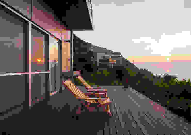 熱海の別荘, 井上洋介建築研究所 井上洋介建築研究所 Modern balcony, veranda & terrace