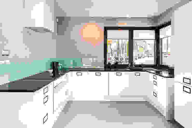 COCO Pracownia projektowania wnętrz Minimalist kitchen