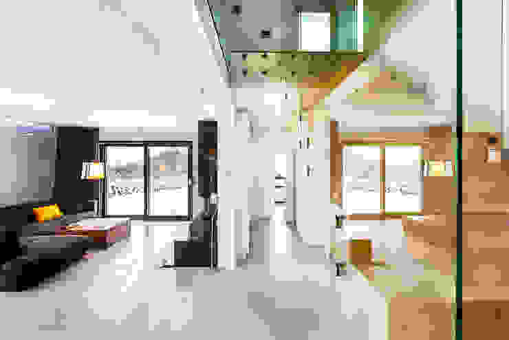 COCO Pracownia projektowania wnętrz Minimalist corridor, hallway & stairs