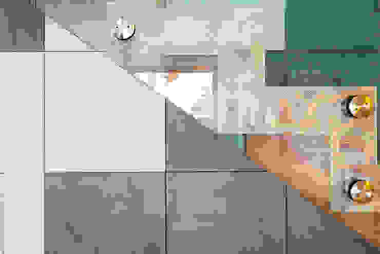 COCO Pracownia projektowania wnętrz Minimalist corridor, hallway & stairs