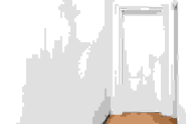 COCO Pracownia projektowania wnętrz Minimalist corridor, hallway & stairs