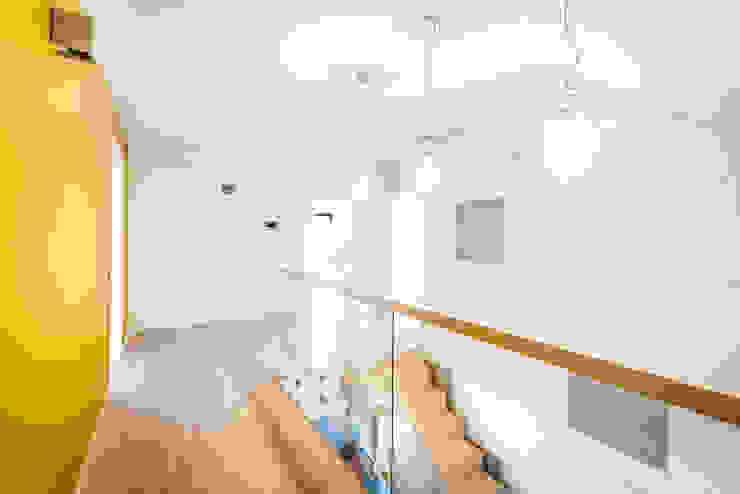 COCO Pracownia projektowania wnętrz Minimalist corridor, hallway & stairs