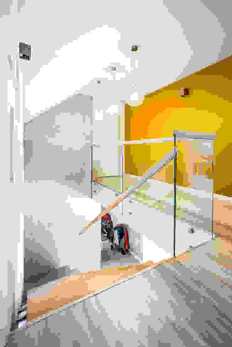 COCO Pracownia projektowania wnętrz Minimalist corridor, hallway & stairs