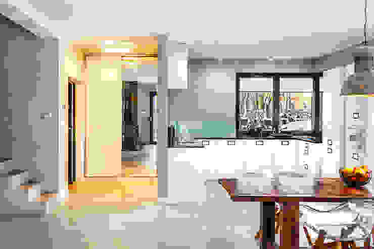 COCO Pracownia projektowania wnętrz Minimalist corridor, hallway & stairs