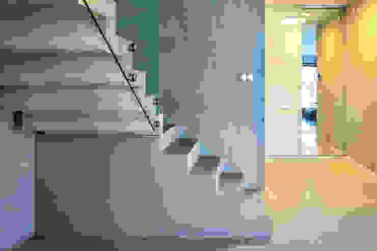 COCO Pracownia projektowania wnętrz Minimalist corridor, hallway & stairs