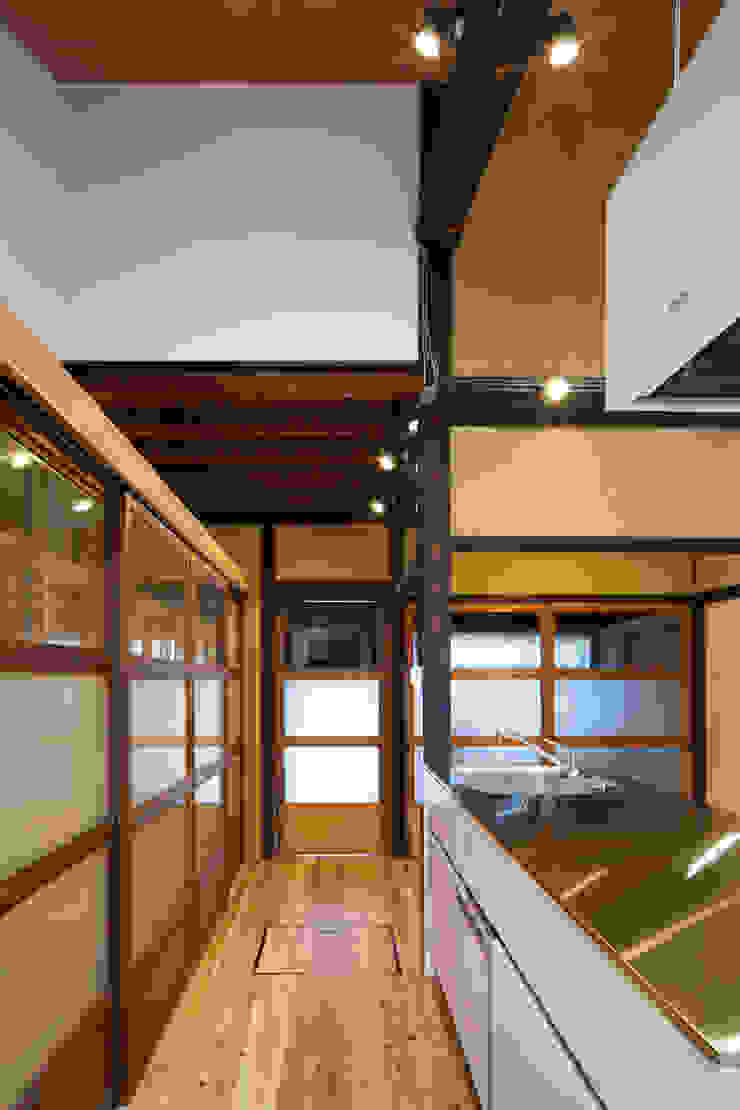 長崎工作室 Ingresso, Corridoio & Scale in stile moderno
