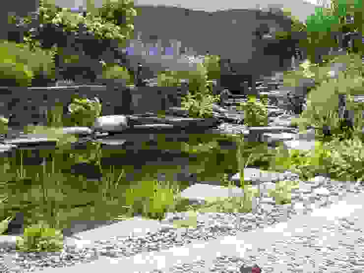Teich mit Bachlauf Gärten für Auge und Seele Mediterraner Garten