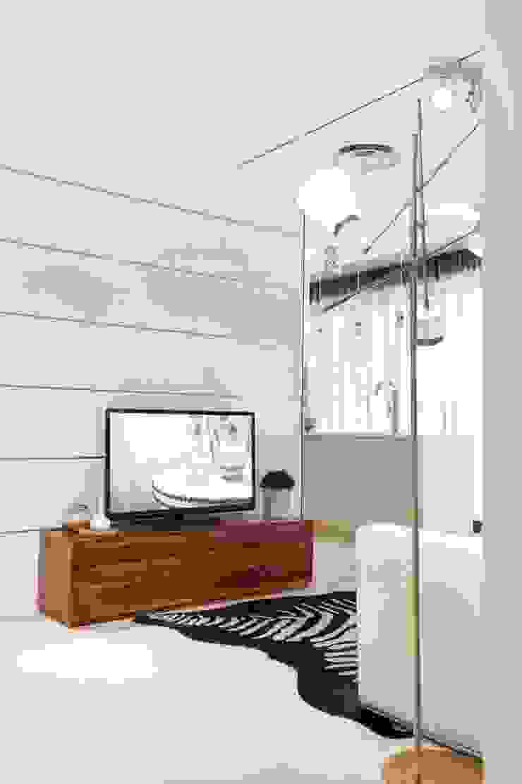 Modern living room by Catarina Batista Studio Modern