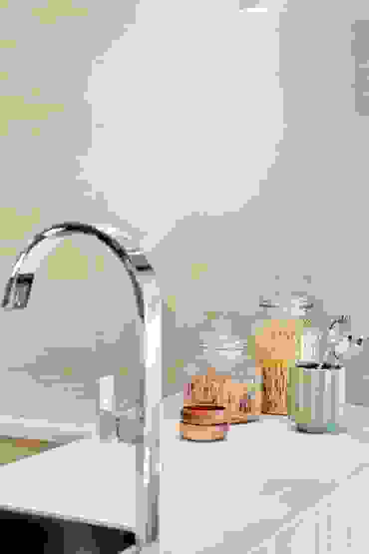 Modern kitchen by Catarina Batista Studio Modern