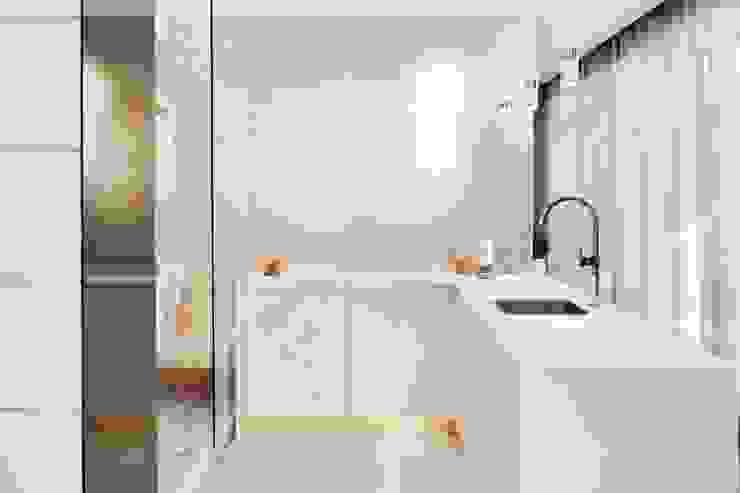 Modern kitchen by Catarina Batista Studio Modern