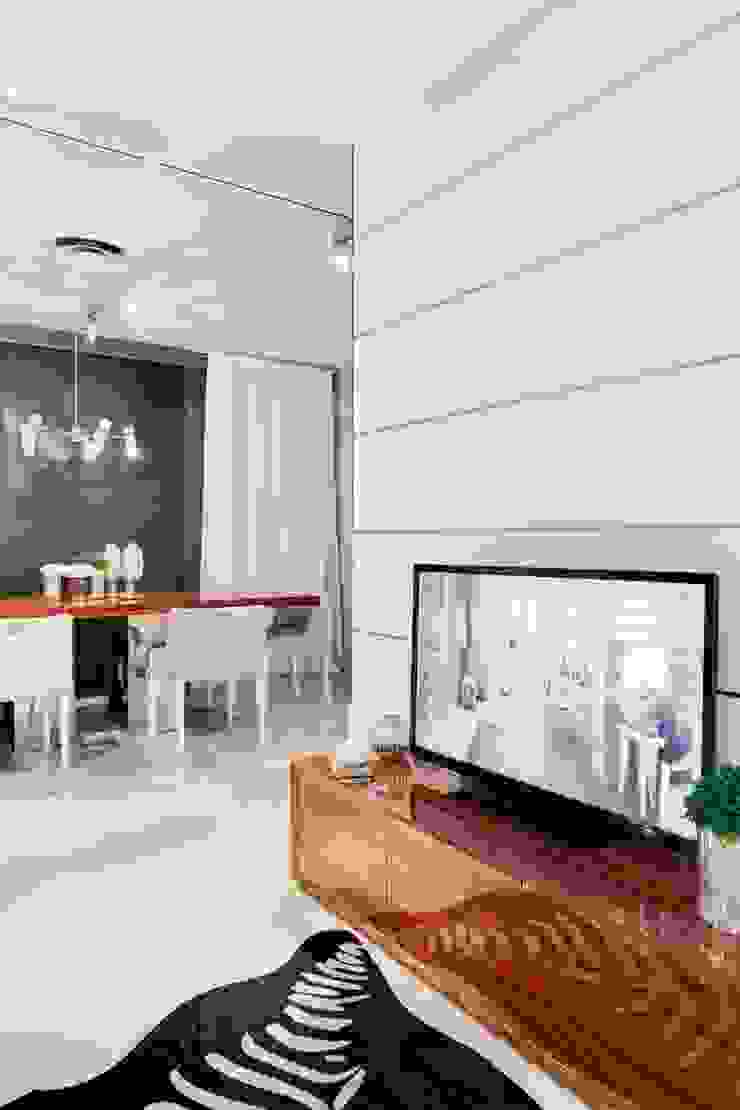 Modern living room by Catarina Batista Studio Modern