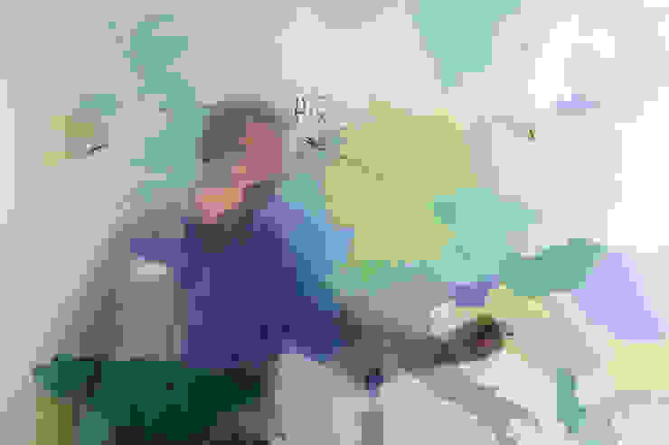 Make any smooth, low porosity surface dry erase. Clear Erase is transparent, so underlying colour and pattern shine through. Apply like paint. โดย Tektura Wallcoverings โมเดิร์น