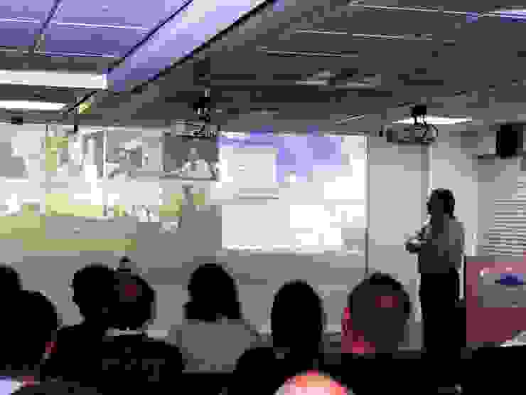 Walltalkers - project on โดย Tektura Wallcoverings โมเดิร์น