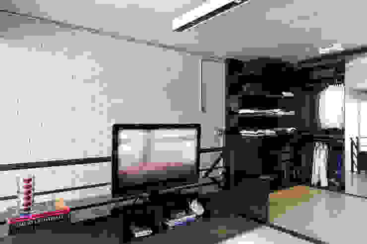 DIEGO REVOLLO ARQUITETURA S/S LTDA. غرفة الملابس