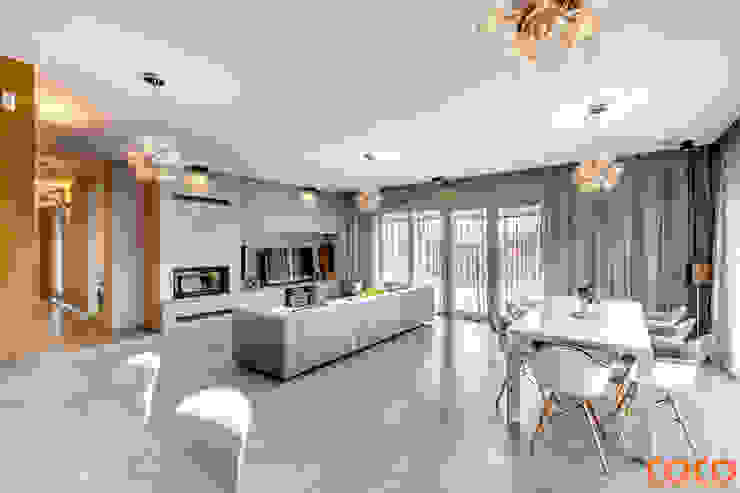 Salas de estar minimalistas por COCO Pracownia projektowania wnętrz Minimalista