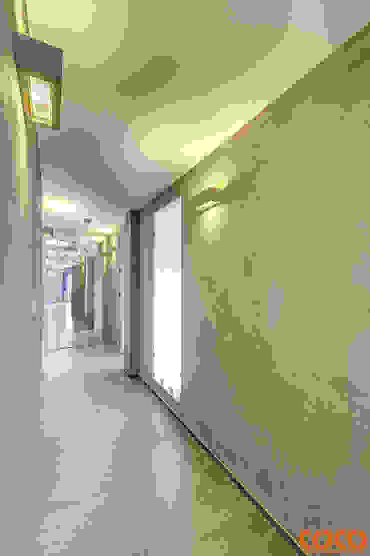 Corredores, halls e escadas minimalistas por COCO Pracownia projektowania wnętrz Minimalista
