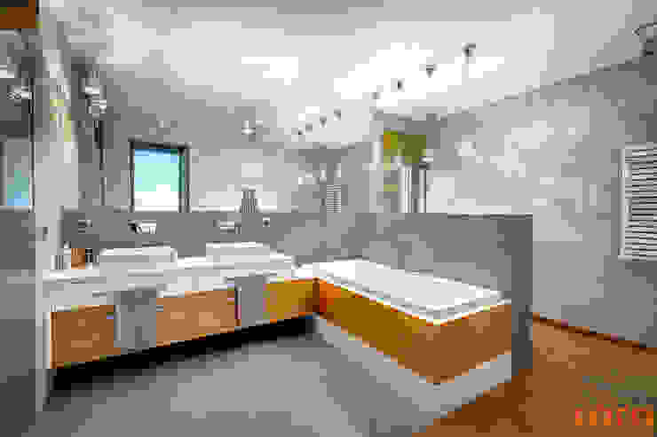 Banheiros minimalistas por COCO Pracownia projektowania wnętrz Minimalista