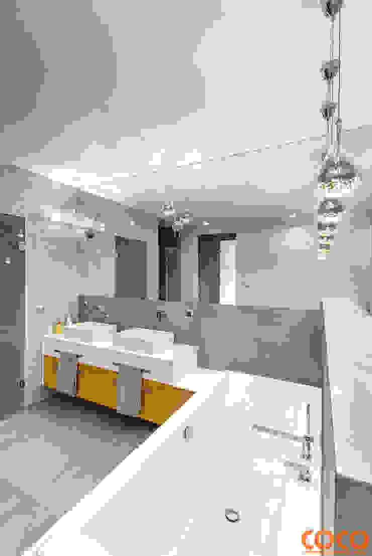 Banheiros minimalistas por COCO Pracownia projektowania wnętrz Minimalista