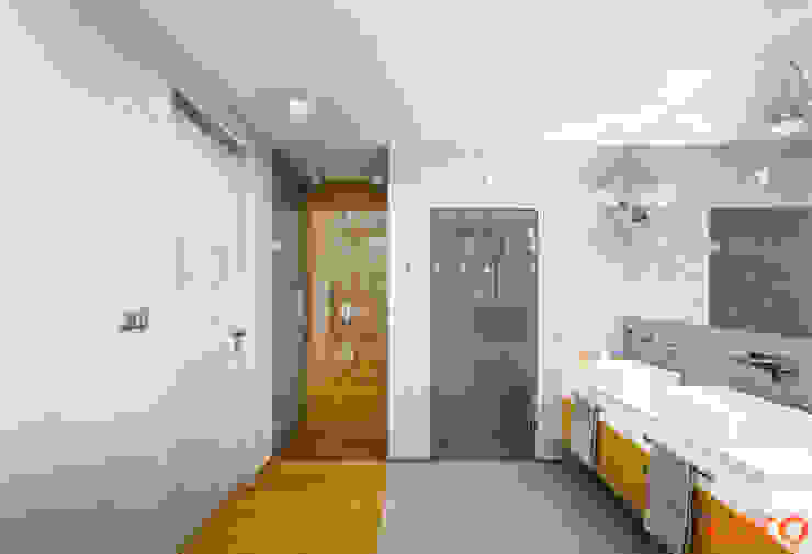 Banheiros minimalistas por COCO Pracownia projektowania wnętrz Minimalista